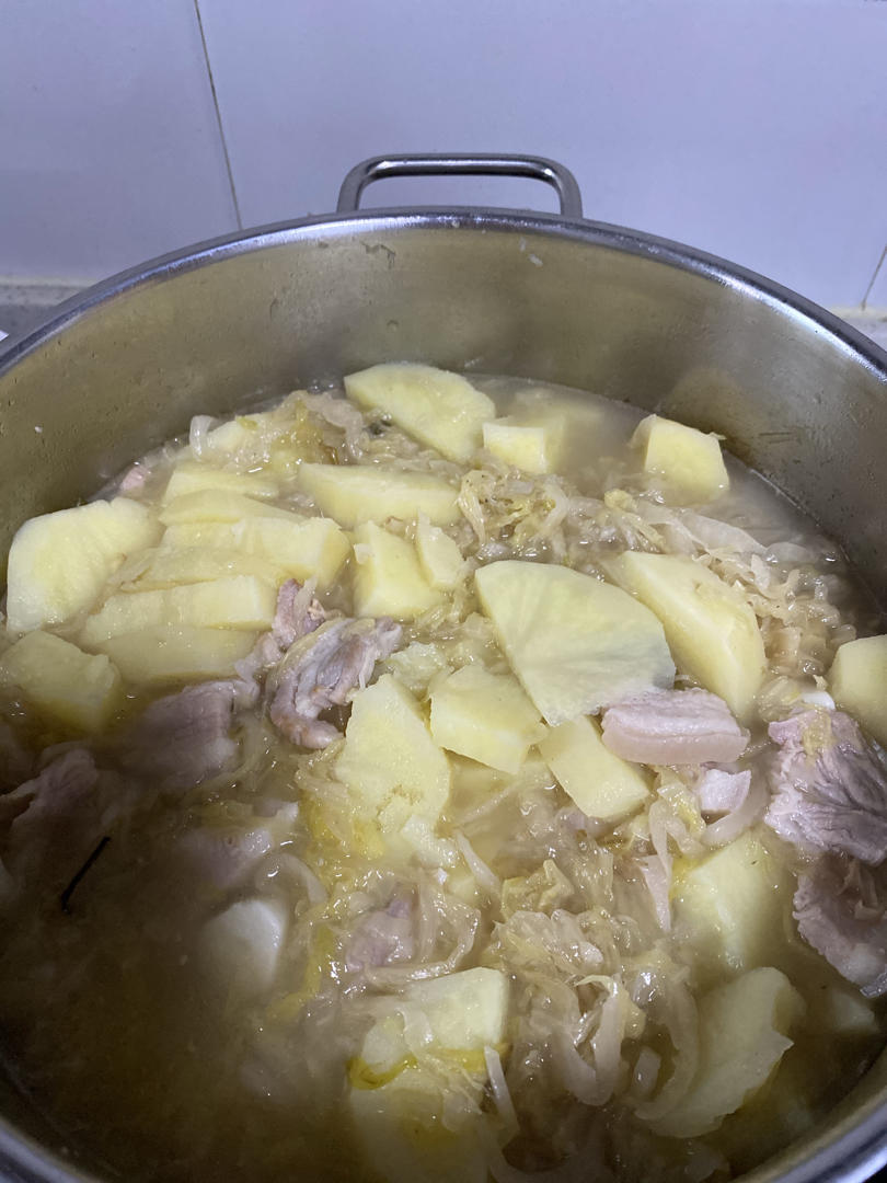 东北酸菜炖白肉