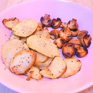 煎土豆蘑菇 蘸辣椒粉/适合下酒的做法 步骤3