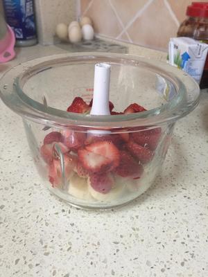 草莓香蕉奶昔的做法 步骤1