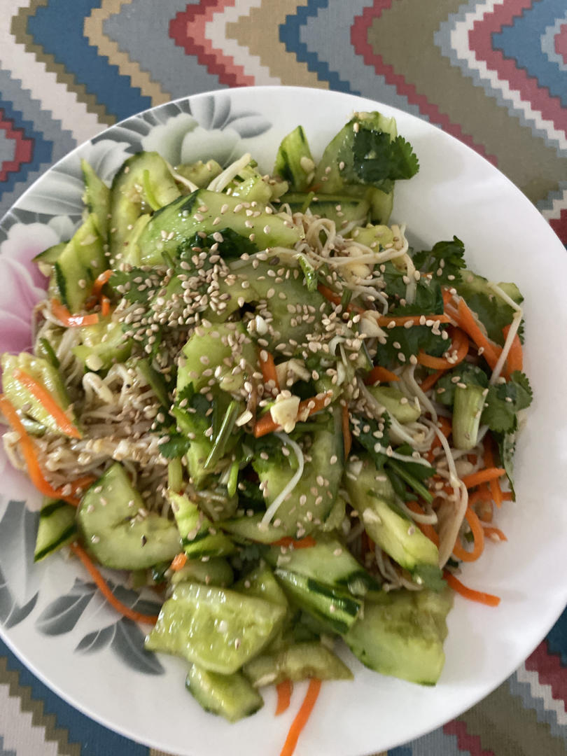清爽可口的凉拌菜来啦！黄瓜胡萝卜丝拌金针菇！