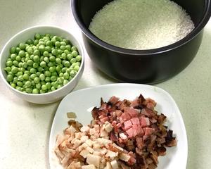 老成都豌豆腊肉煲仔饭的做法 步骤1