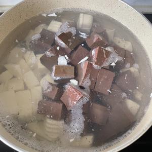 能吃三碗饭的红烧鸭血豆腐的做法 步骤1