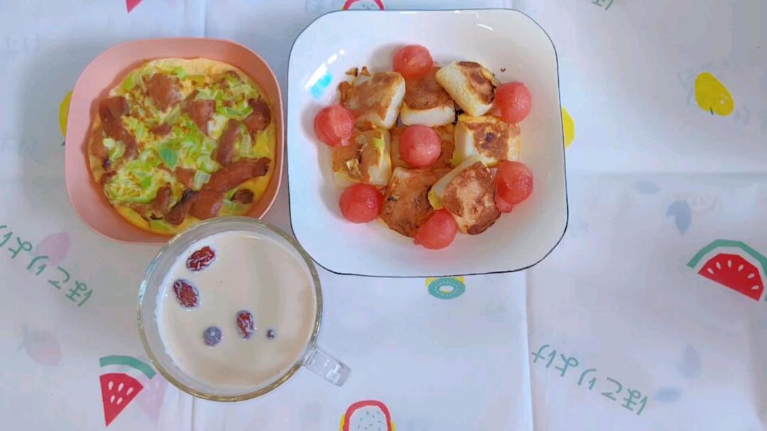 早餐来啦：香葱鸡蛋煎年糕，鸡胸肉蛋饼，红枣牛奶茶，开饭啦，今天你吃啥呀☺☺☺食材放视频末尾