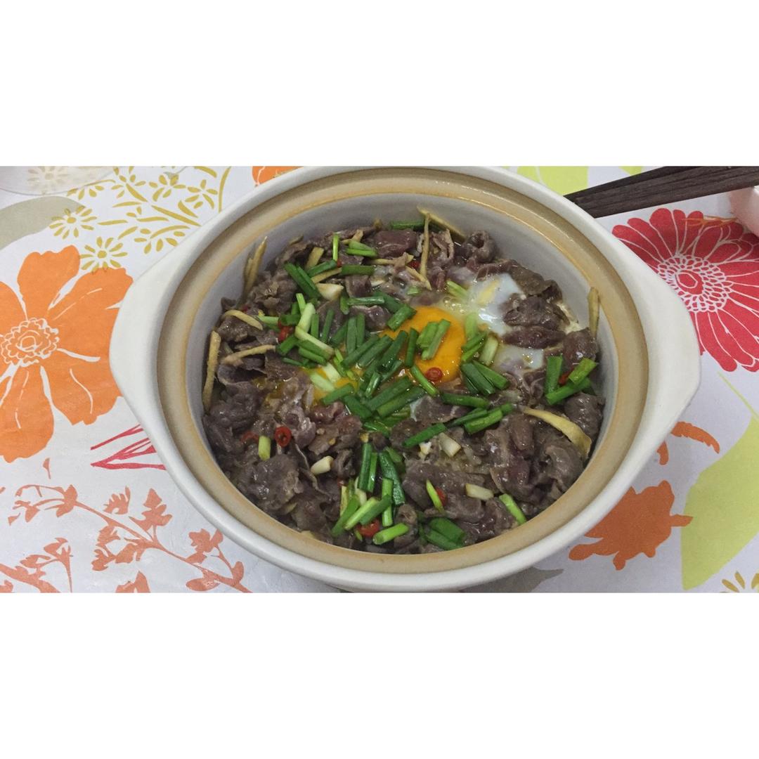 窝蛋牛肉饭