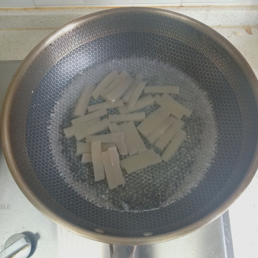 凉拌魔芋豆腐的做法 步骤2