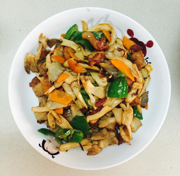 五花肉炒平菇