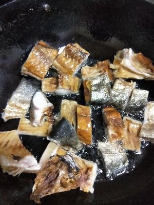 天天吃不腻的老干妈腊鱼的做法 步骤4