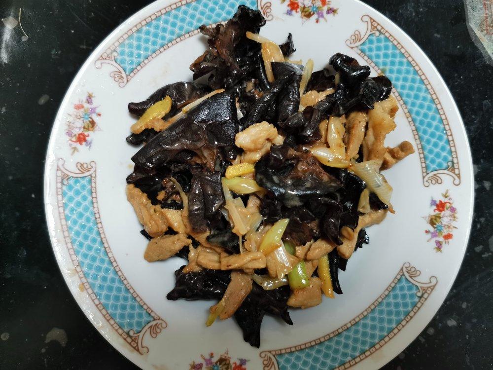 喵与咪做的葱烧木耳炒肉