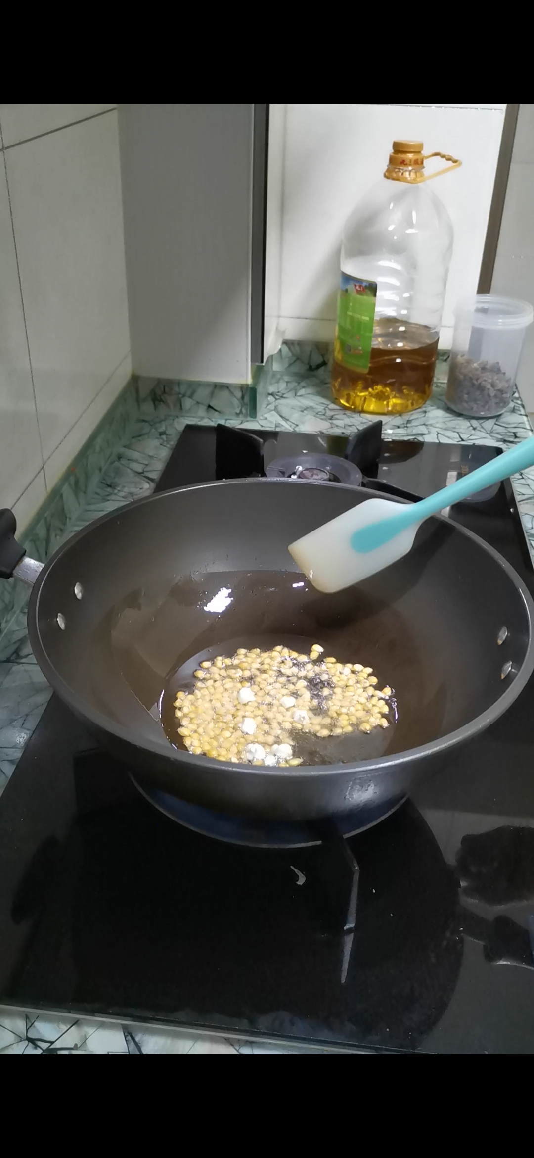 十分钟搞定自制黄油焦糖爆米花（普通干玉米粒）的做法 步骤4