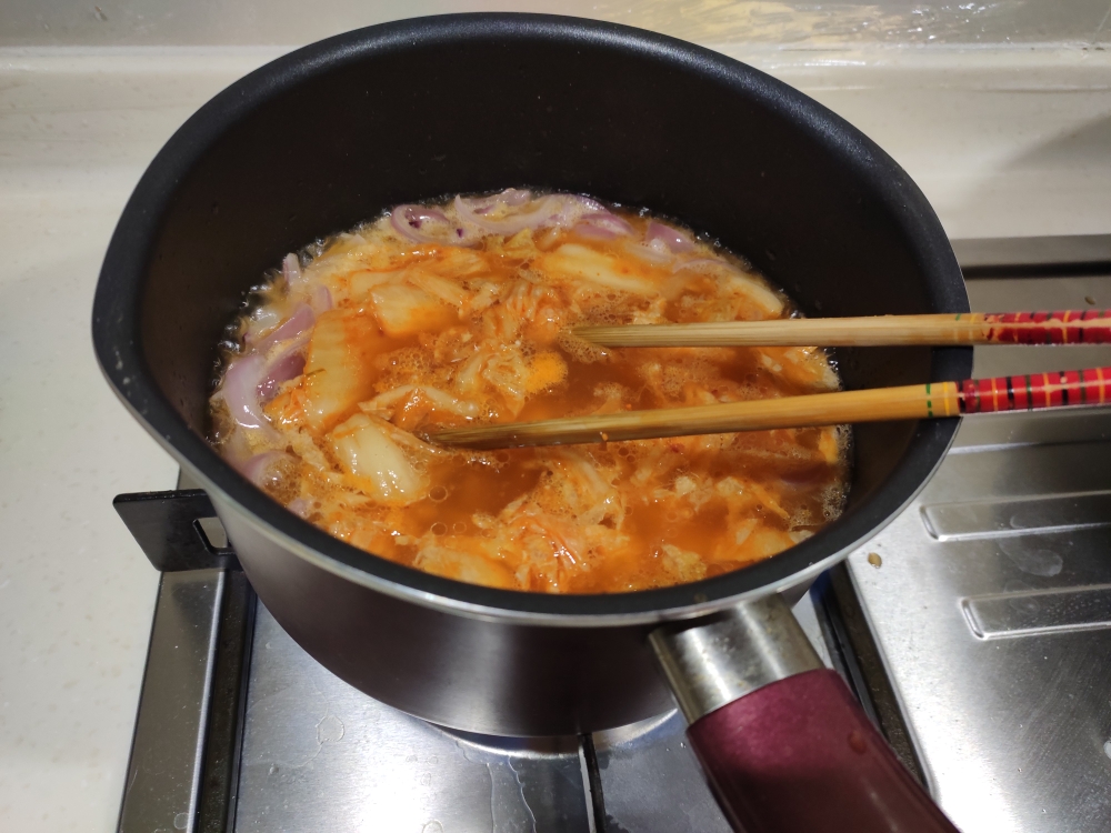 韩国泡菜豆腐汤，人均只要1块钱，5分钟懒人快手菜的做法 步骤3