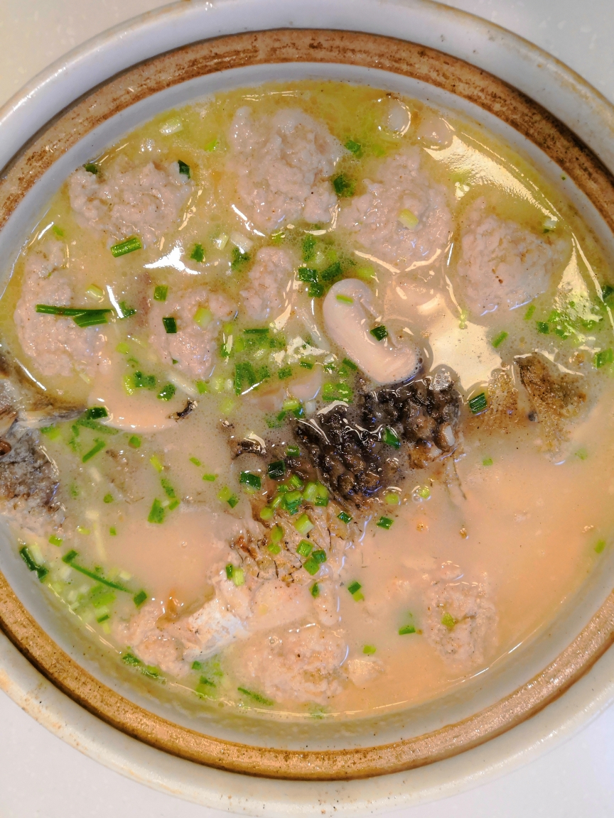 鲫鱼蘑菇肉圆浓汤的做法