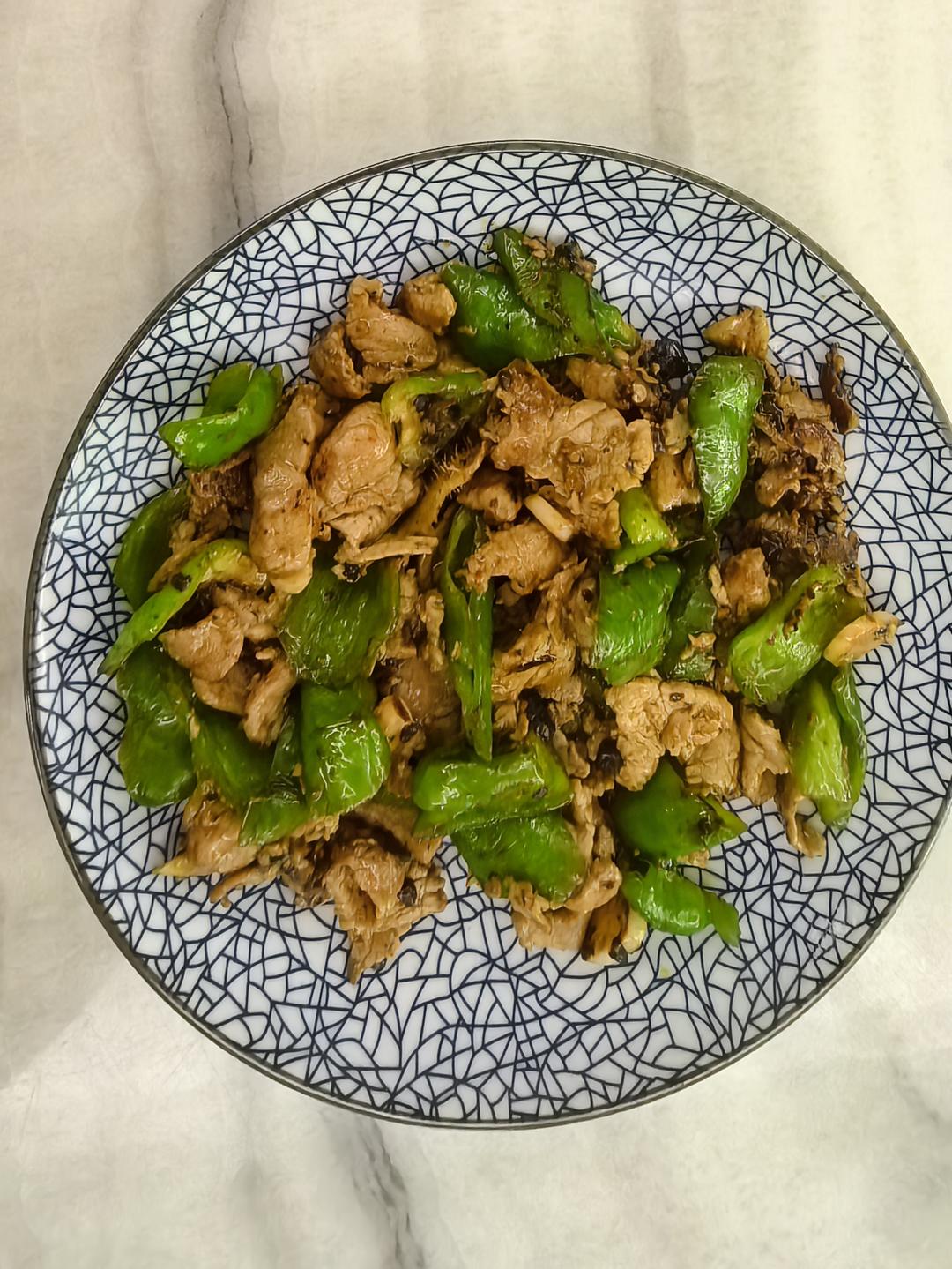 湖南下饭菜辣椒炒肉的家常做法，肉片鲜嫩，辣椒脆爽，技巧全在这