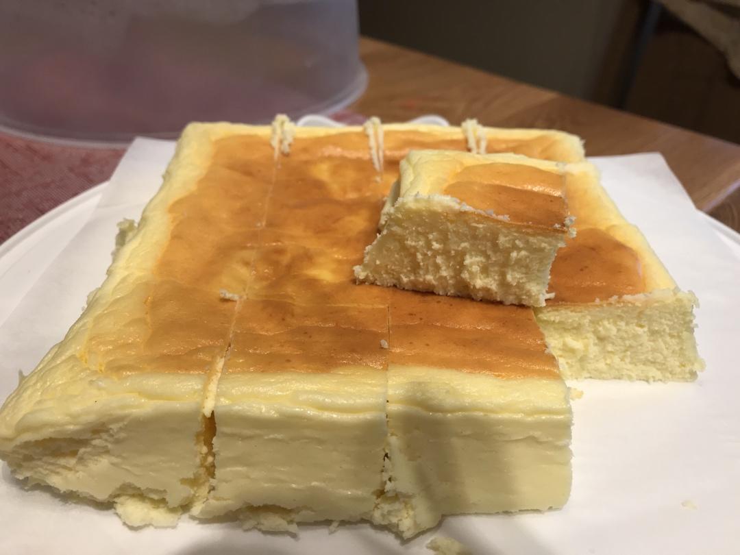 一晚上的等待果然是值得的，这是一款好吃的芝士蛋糕