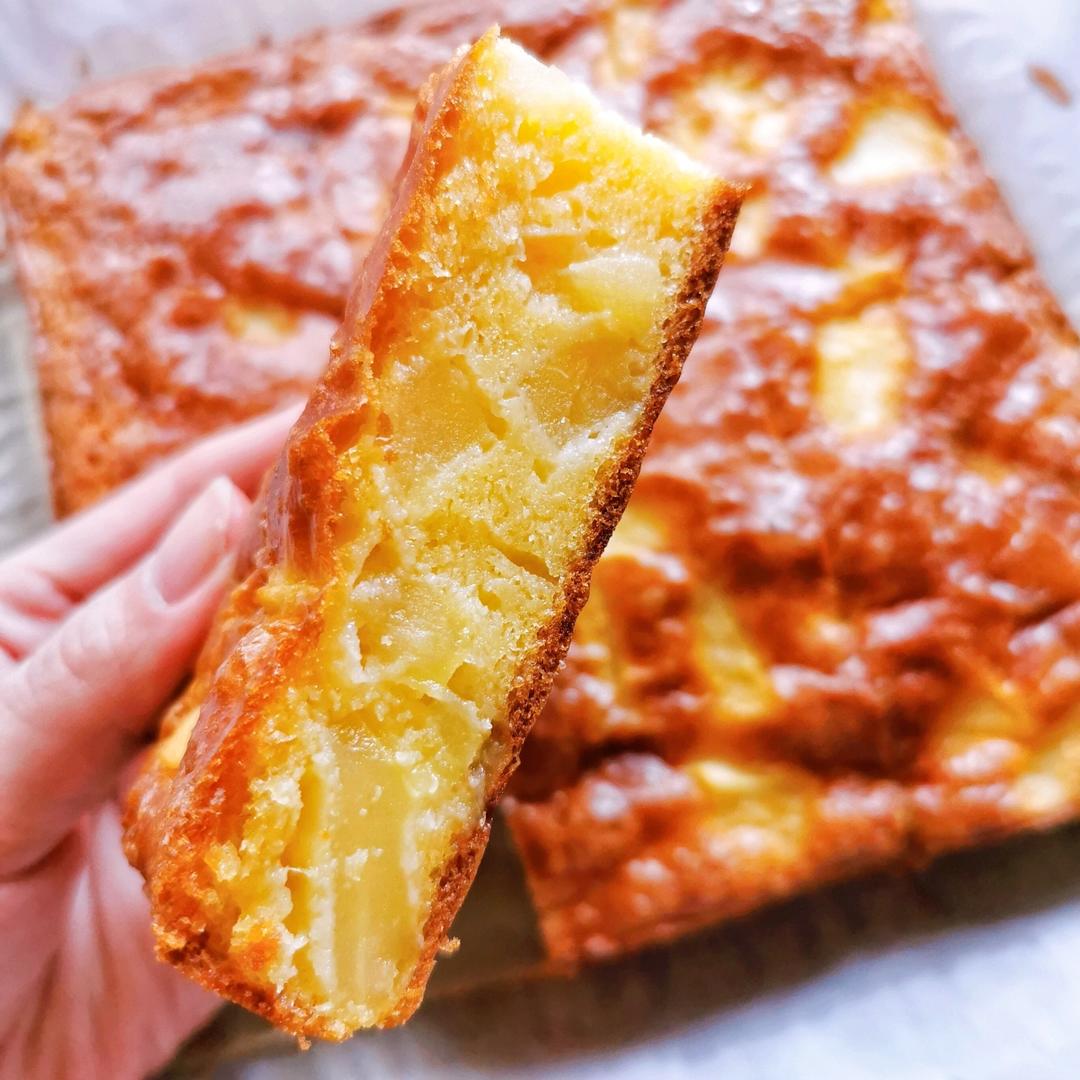 简单到只需所有材料混一起烤一烤的苹果蛋糕！