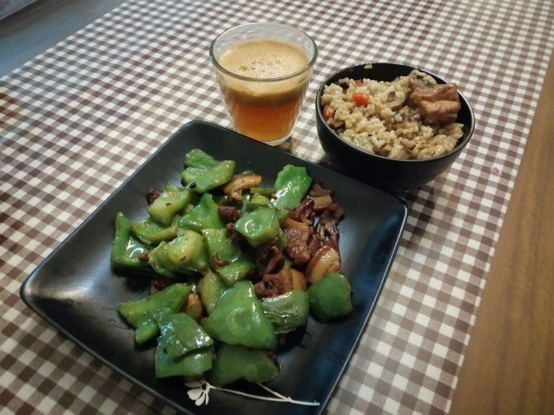 喷香排骨焖饭（爆好吃）