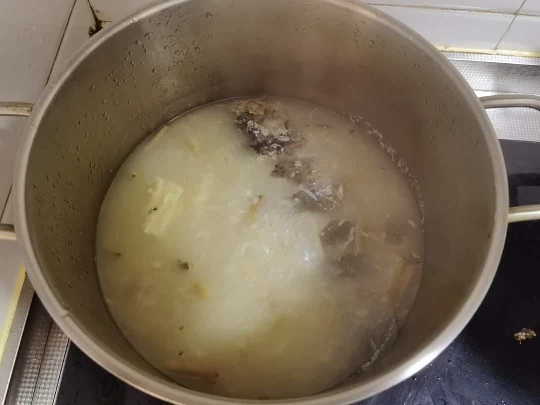 催乳腐竹黄花菜鲫鱼汤