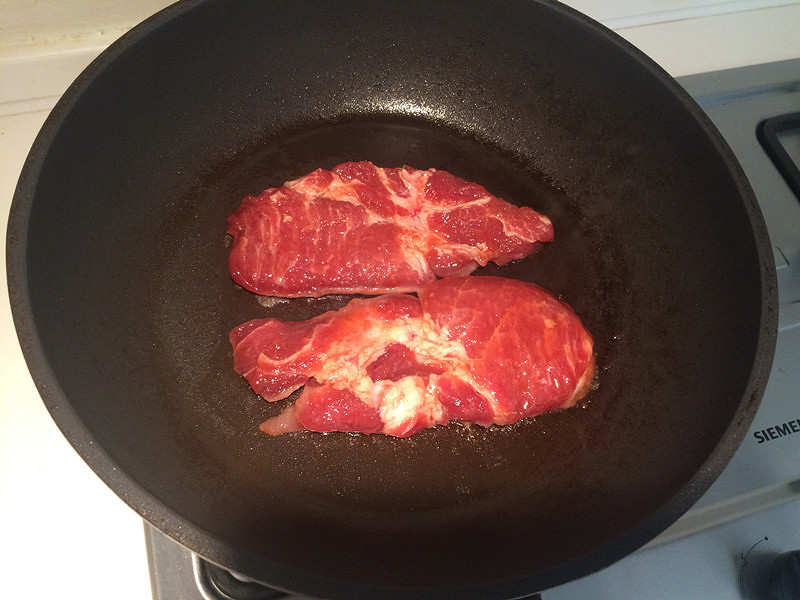 超简单平底锅叉烧肉，多汁味浓不能再快手的做法 步骤3