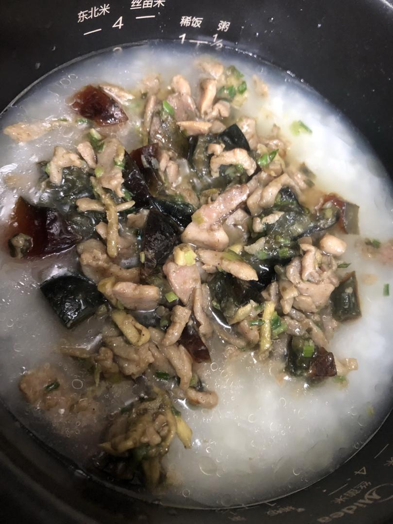 妈妈👩教我做的皮蛋瘦肉粥🥣简单快捷美味😋