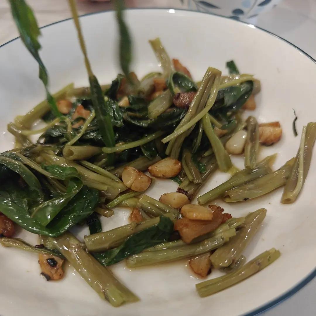 厨师长教你：“蒜爆空心菜”的家常做法，蒜香浓郁，口感爽脆