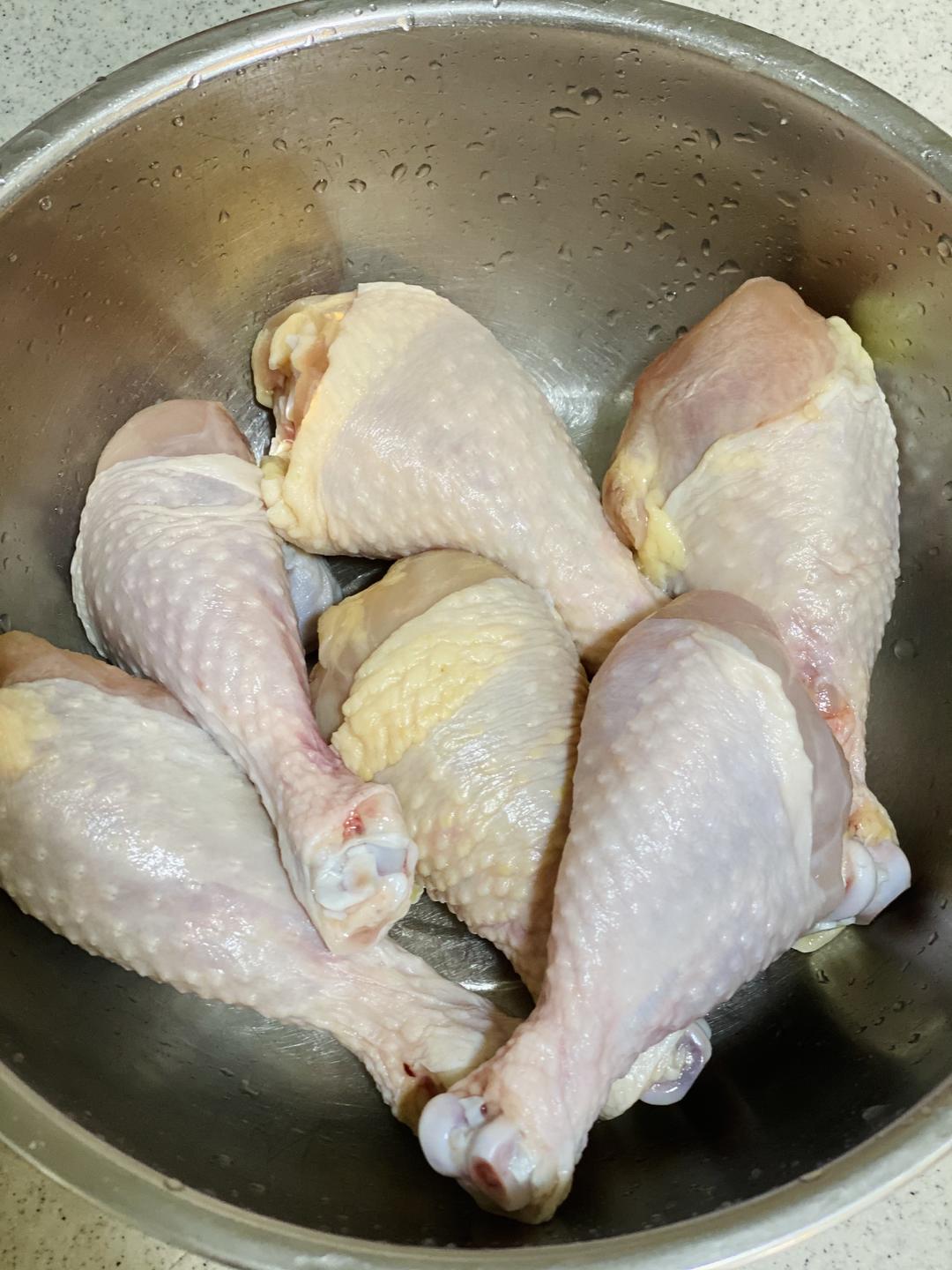 酥脆鲜嫩爆汁炸鸡腿🍗的做法 步骤1