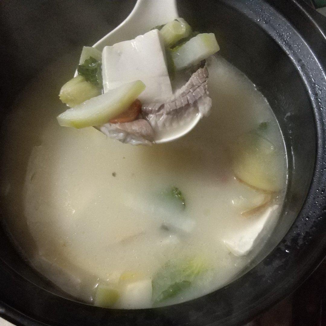 鲫鱼萝卜豆腐汤