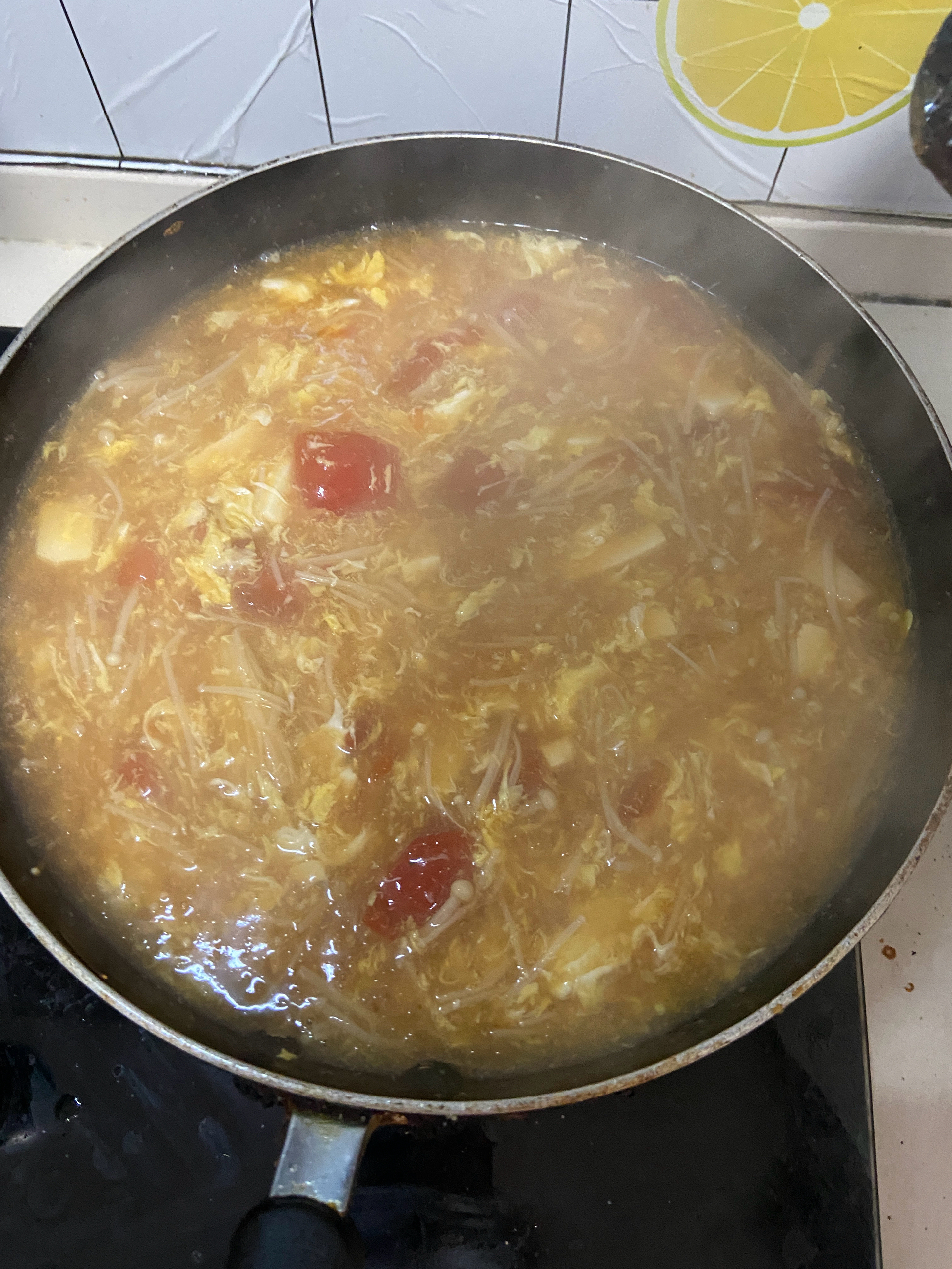 西红柿鸡蛋金针菇内脂豆腐汤