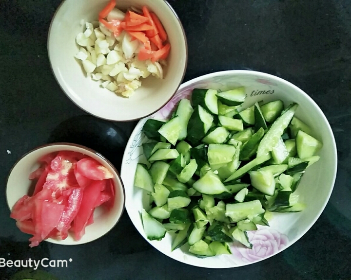 夏季最下饭的菜-番茄黄瓜的做法 步骤1