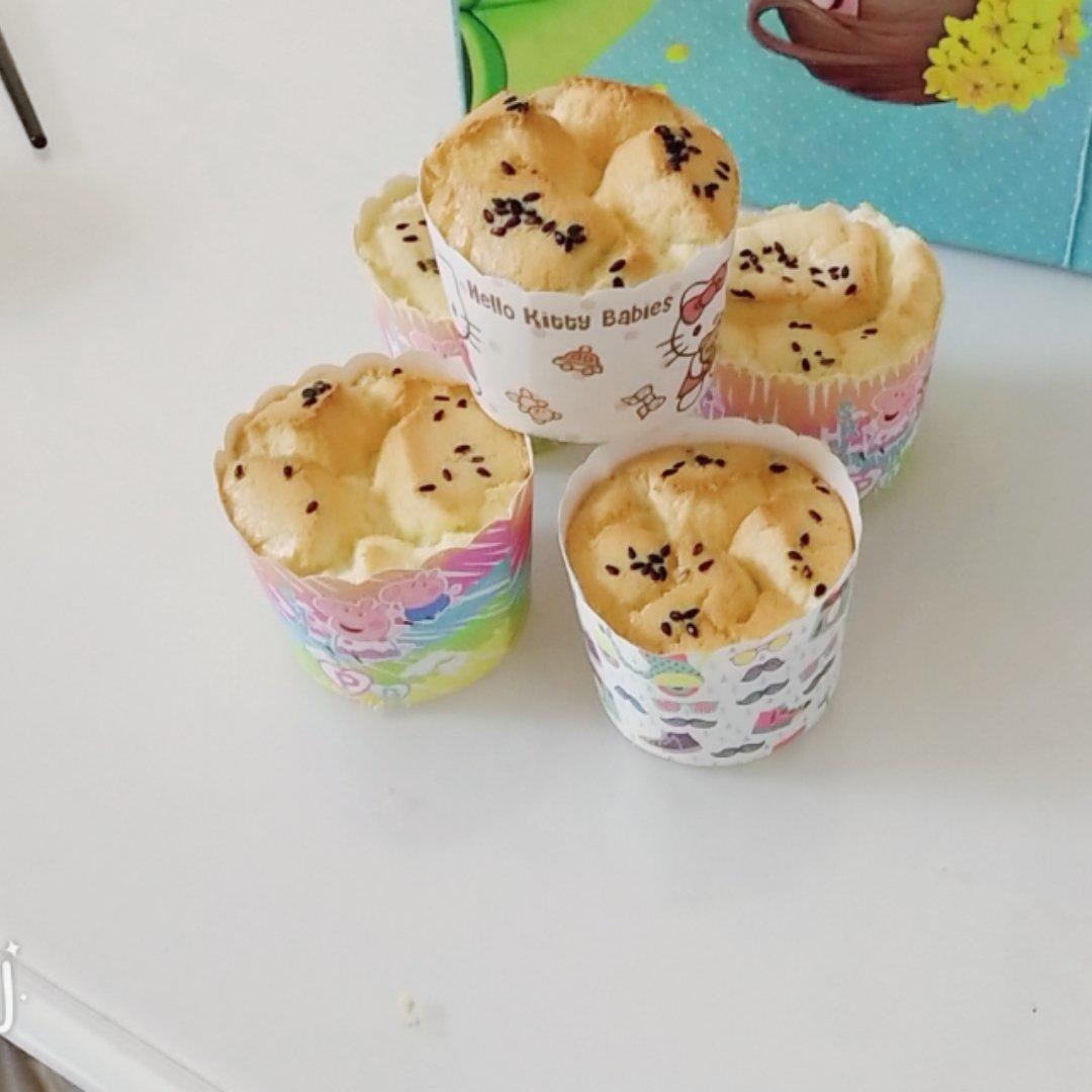 戚风杯子蛋糕^_^不开裂不回缩喔～