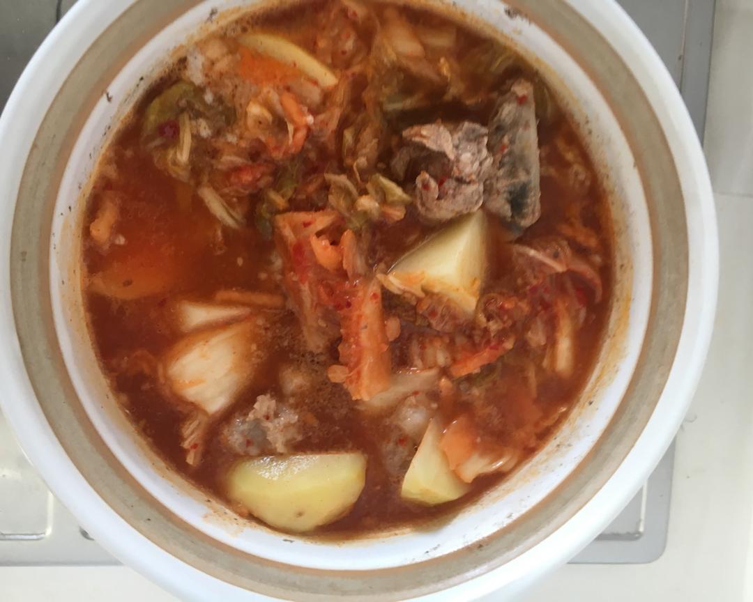 泡菜炖排骨（超简单）的做法