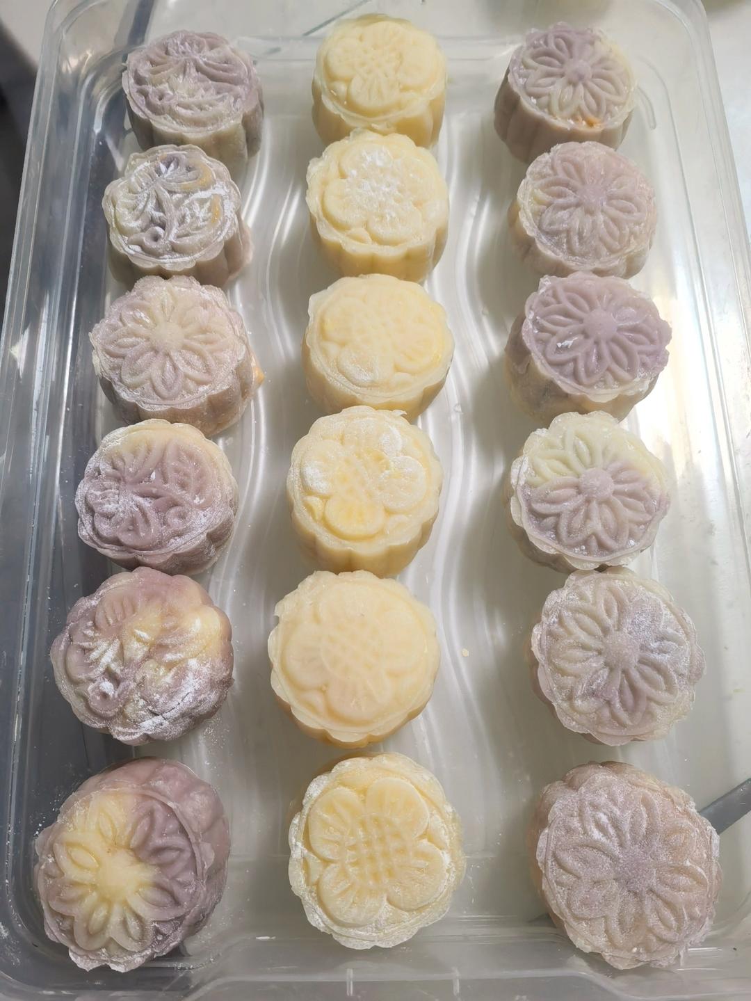 紫薯芋泥冰皮流心月饼