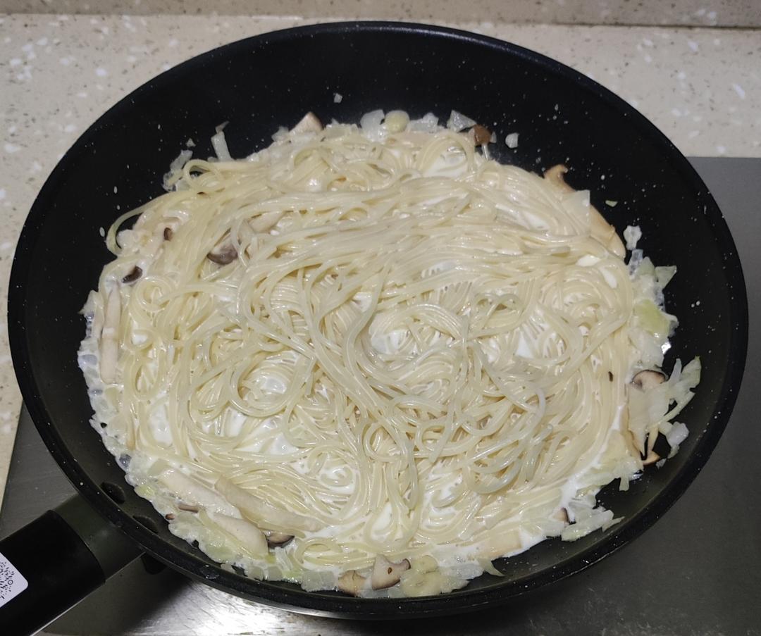 蘑菇鸡肉奶油意面🍝的做法 步骤11