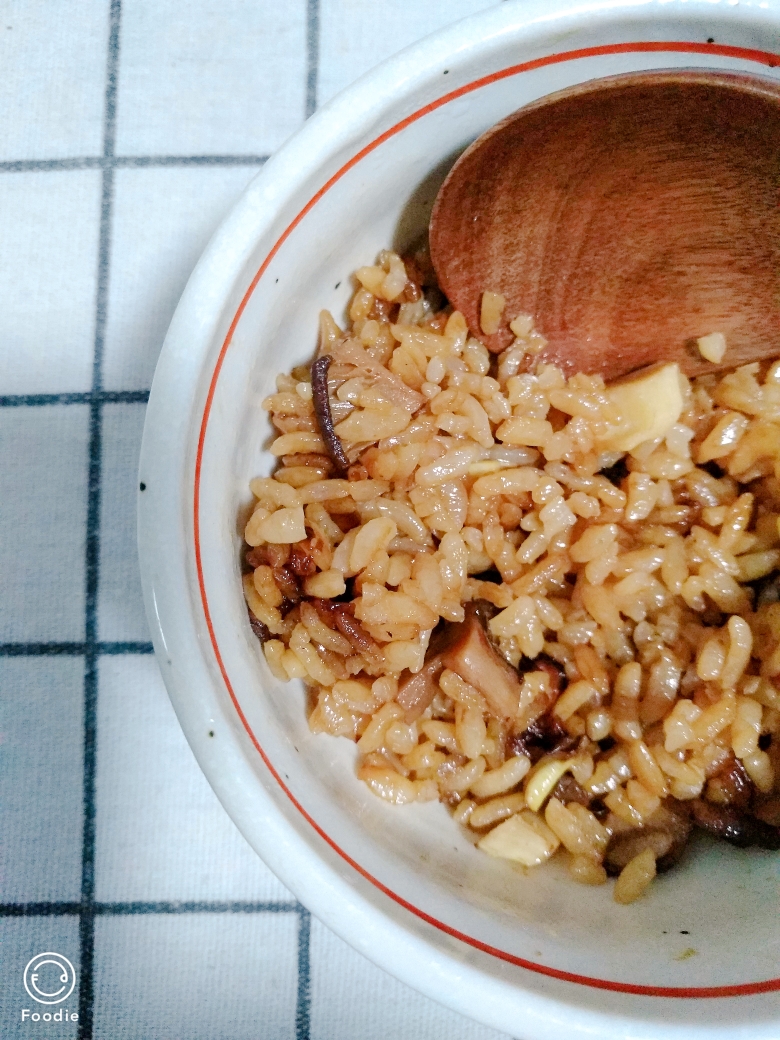 香肠香菇冬笋芋艿焖饭的做法