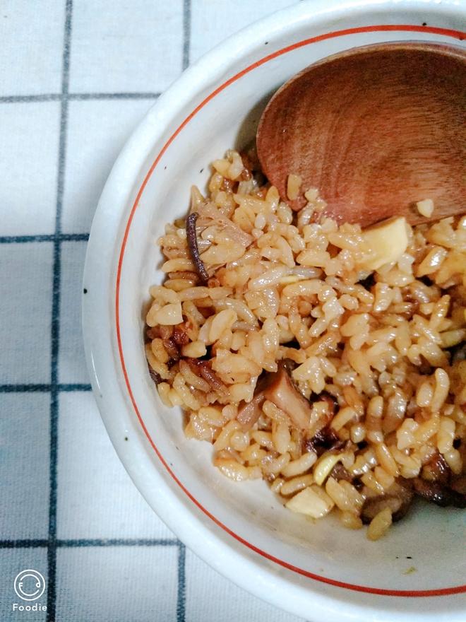 香肠香菇冬笋芋艿焖饭的做法