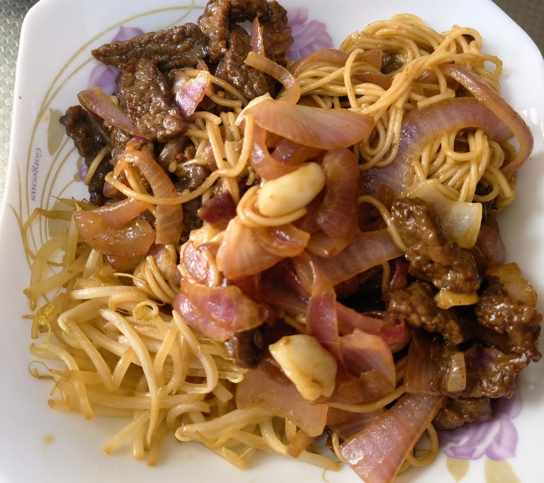 8.搭配:洋葱牛肉炒面➕炒豆芽