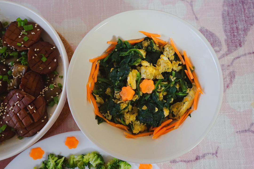 奶香浓郁的菠菜滑蛋的做法