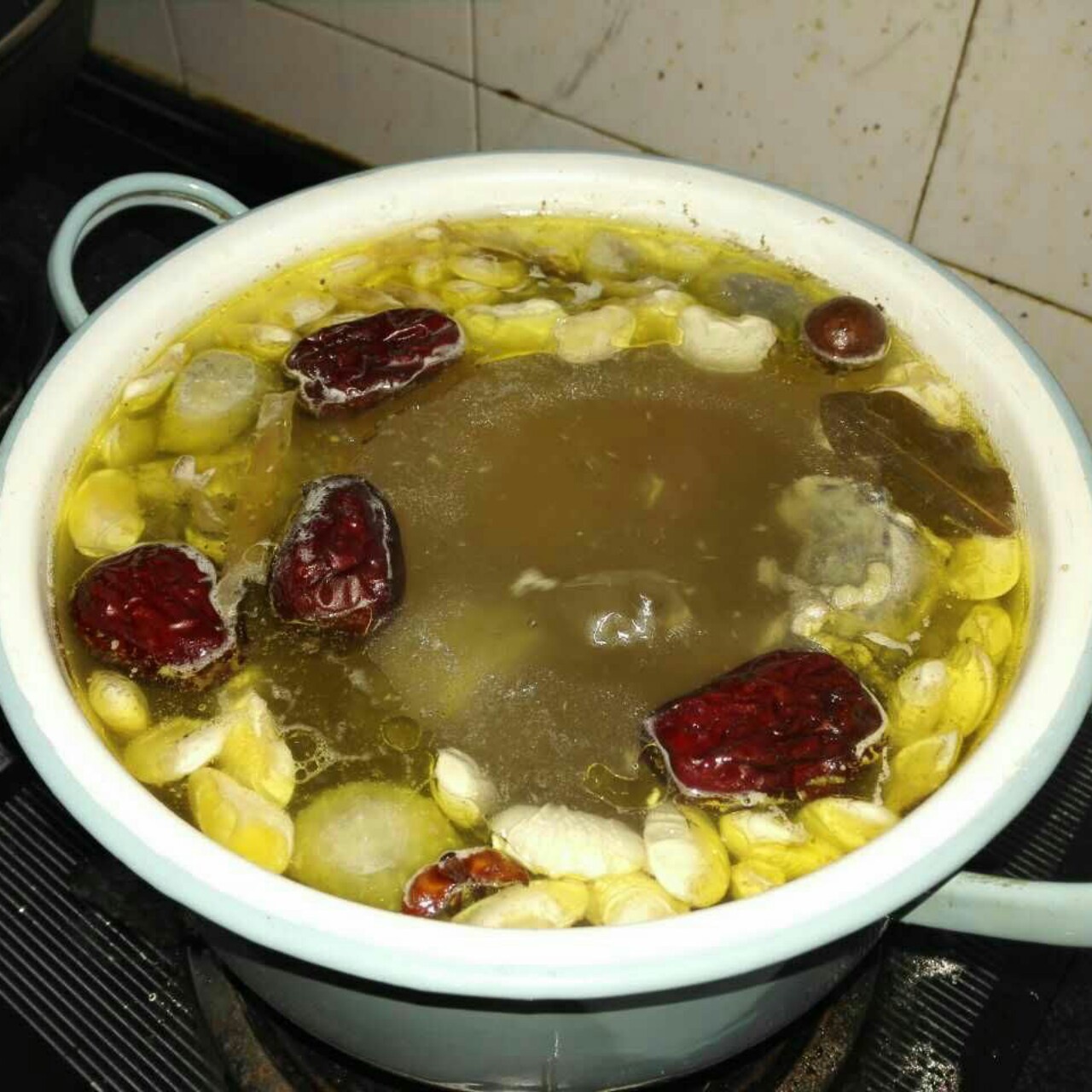 菌菇炖鸡汤