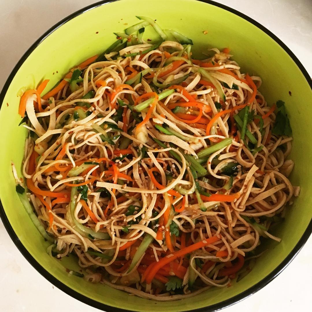 超快手的凉拌千张黄瓜胡萝卜丝