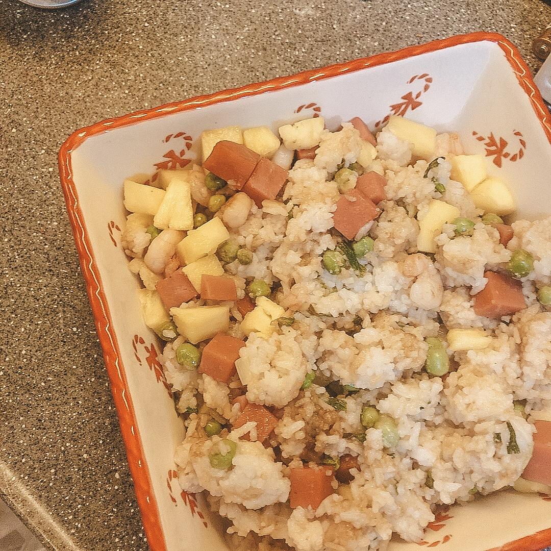 菠萝炒饭配柠檬红茶 Fried Rice With Pineapple And Lemon Tea