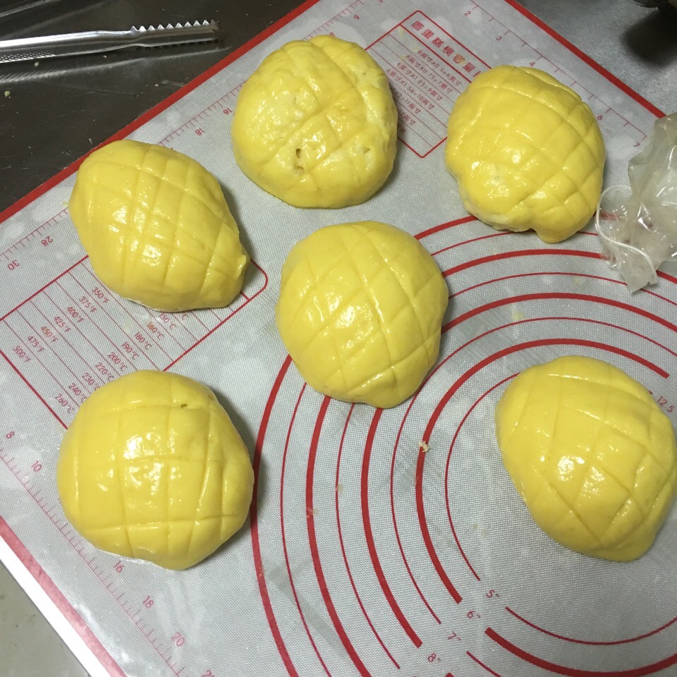 酥皮菠萝面包