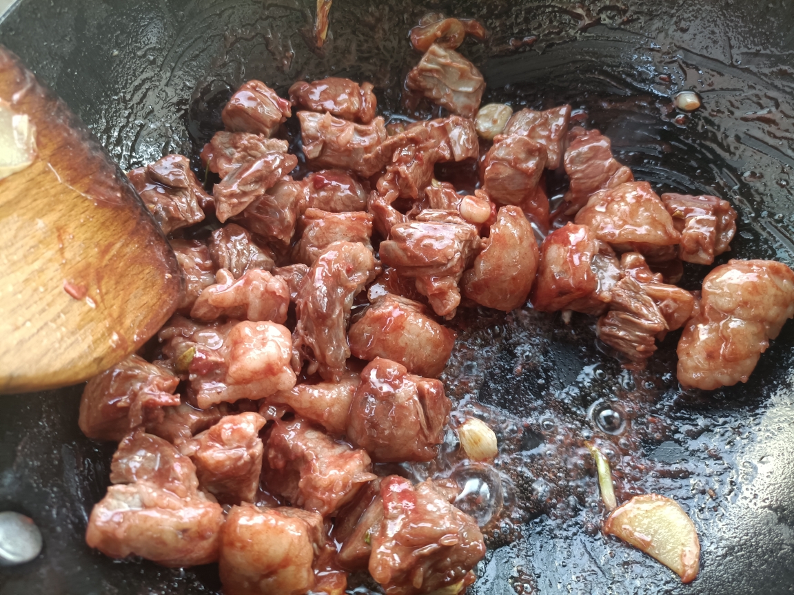 土豆腐乳焖香烧牛肉,特别好做的下饭肉菜！的做法 步骤6