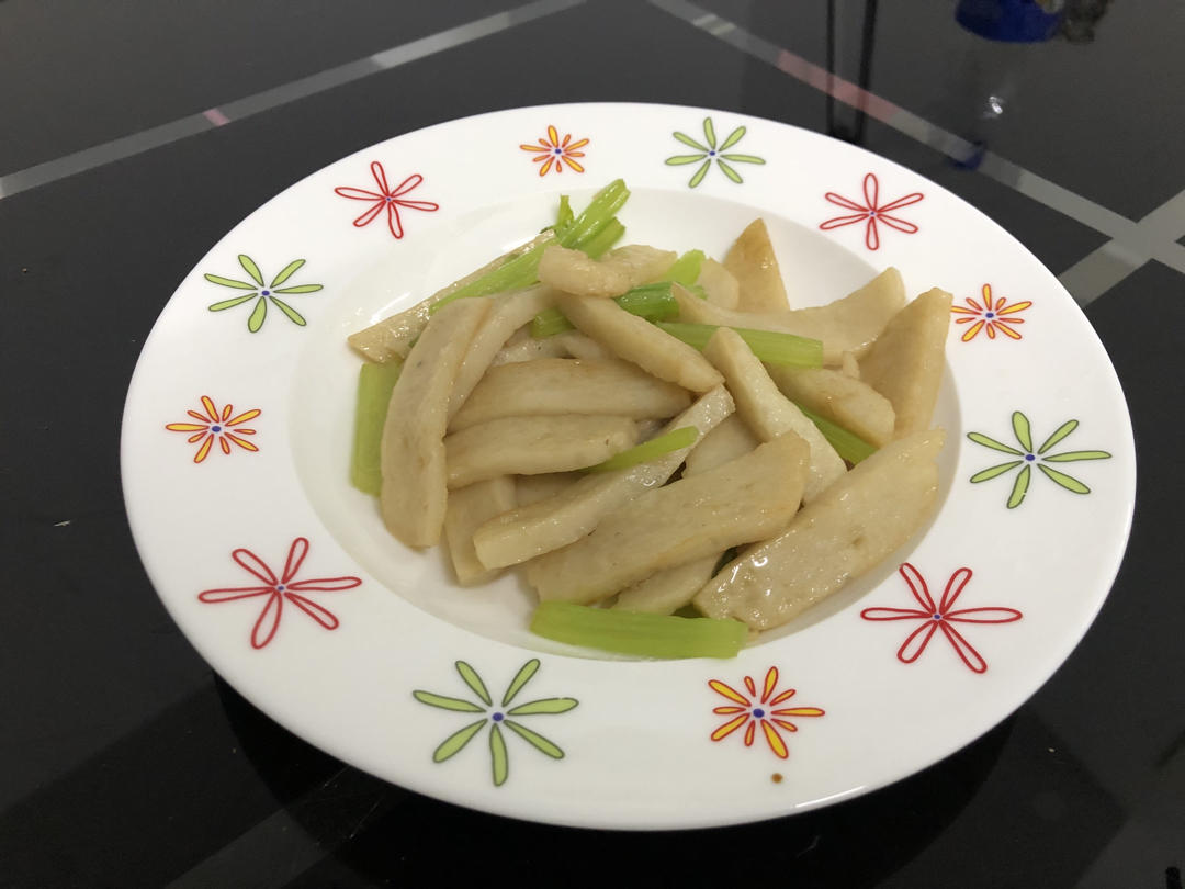 西芹炒鱼饼