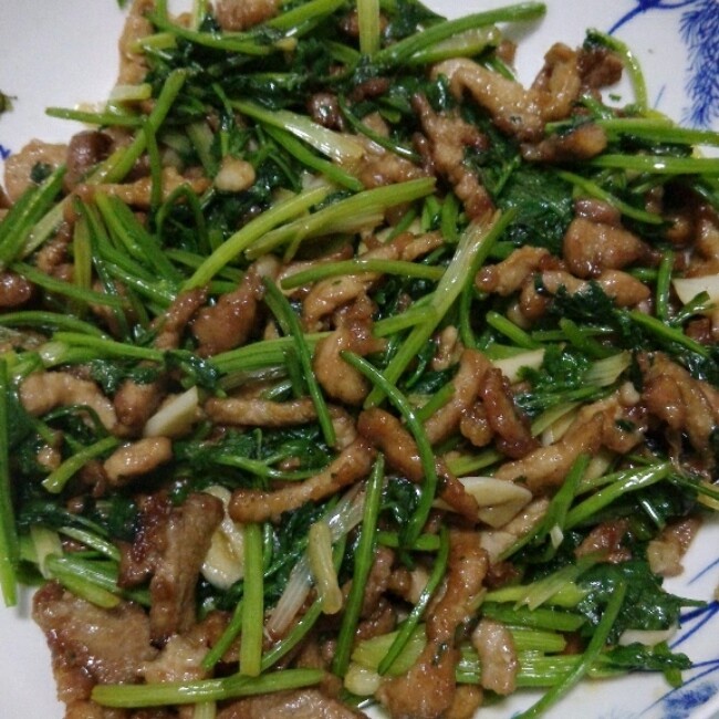 睿睿的娘做的香菜炒肉丝
