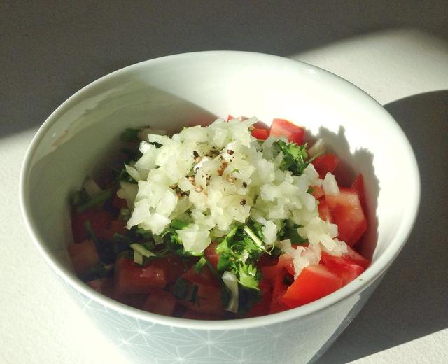番茄洋葱香菜沙拉的做法