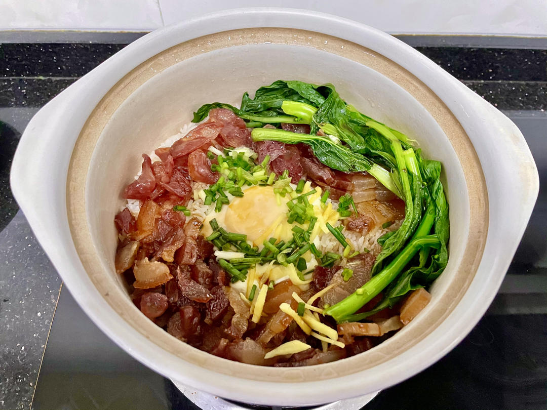保姆级的「腊味煲仔饭2.0」加强版来了，地道老广味～
