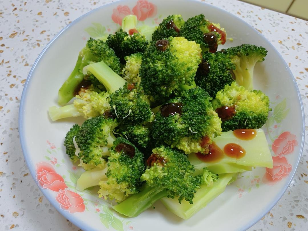 好吃到爆的耗油蒜蓉西兰花(从不修图，喜欢请关注)