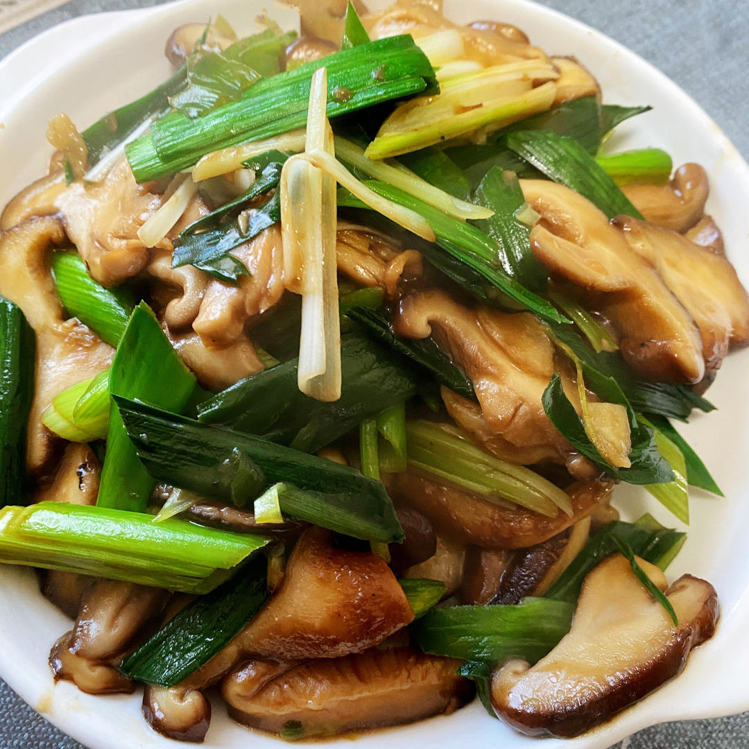 比肉好吃的降脂家常菜香菇炒蒜苗