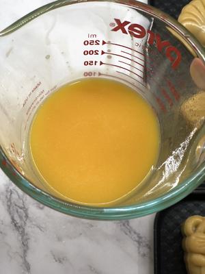 广式月饼万用刷蛋液配方的做法 步骤5