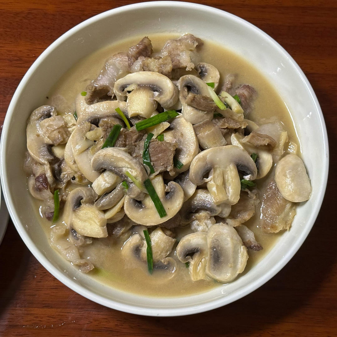 黑椒牛肉粒炒口蘑
