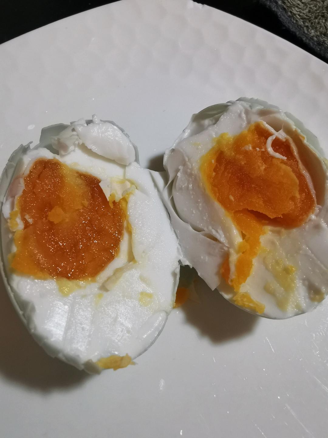100%出油，原来流油的咸鸭蛋是这样做的——自制咸鸭蛋（多动图，孔瑶的食谱）