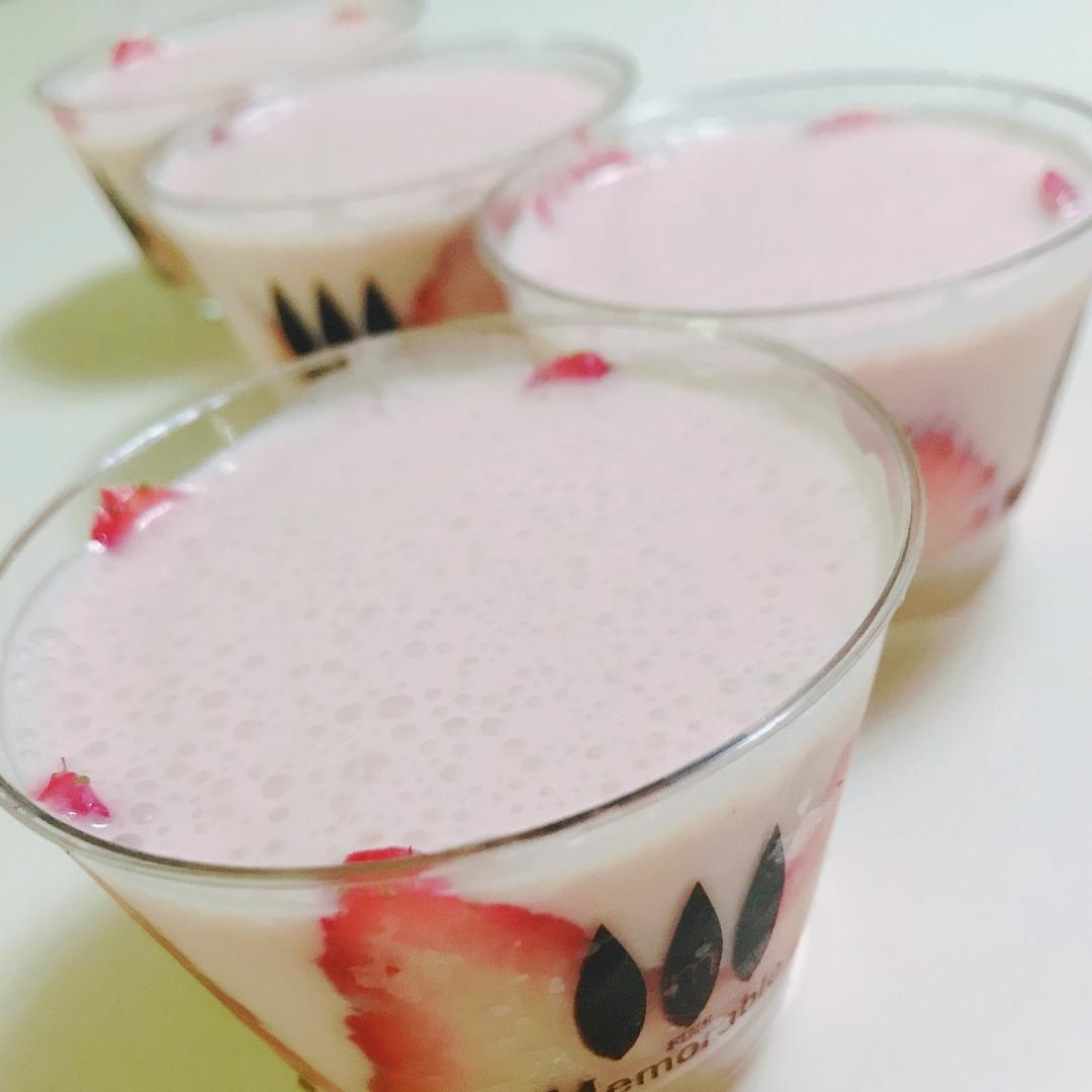 草莓奶酪布丁杯